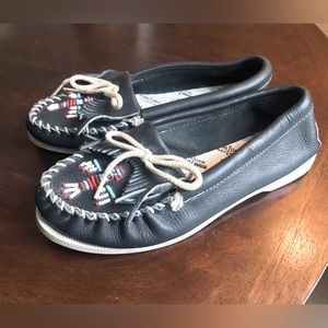 Minnetonka Moccasins | leather | navy blue | size 7 |